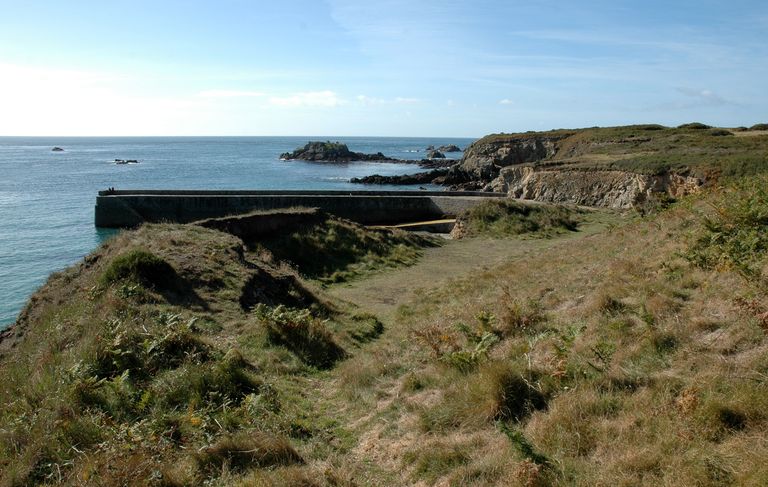 Batterie de côte (en arc de cercle), corps de garde, magasin à poudre (détruits) puis ensemble fortifié allemand de Porz ar Lan (Ouessant)
