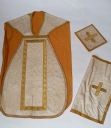 Ornement blanc 1 : chasuble, voile de calice, bourse de corporal, étole (Campel fusionnée en Val d'Anast en 2017)