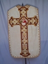 Ornement blanc 2 : chasuble, bourse de corporal, étole, manipule, voile de calice