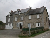 Alignement de maisons, le Rocher Abraham (Saint-Pierre-de-Plesguen fusionnée en Mesnil-Roc'h en 2019)