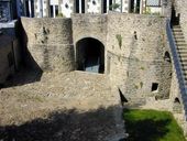 Porte et bastion de Gréguennic, anciennement porte de Kaer, place de la Poissonnerie (Vannes)