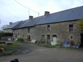 Alignement de plusieurs fermes, les Champs (Sens-de-Bretagne)