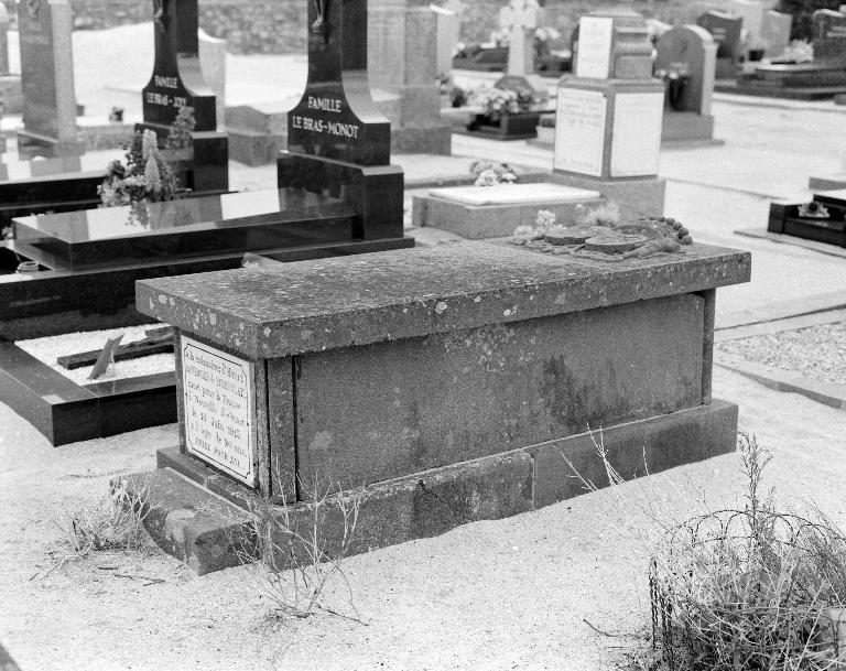 Tombeau, cimetière (Plounévez-Lochrist)