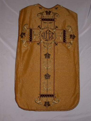 Ornement doré 1 : chasuble, bourse de corporal, étole, manipule, voile de calice