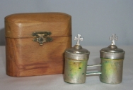 Coffret aux saintes huiles, ampoule à saint chrême et ampoule à huile des catéchumènes