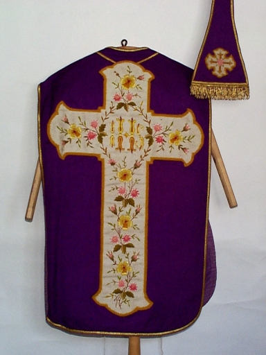 Ornement violet 2 : chasuble, étole, bourse de corporal, voile de calice