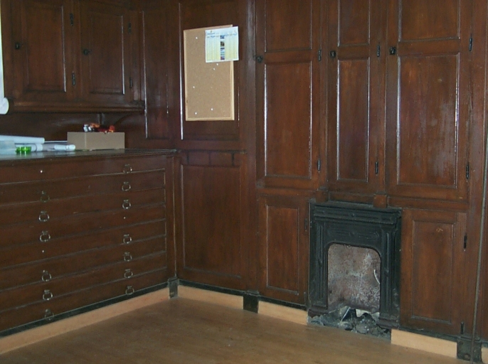 Ensemble des meubles de la sacristie : chasublier, 20 armoires, cheminée