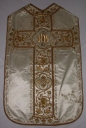 Ornement blanc 2 : chasuble, bourse de corporal, étole, manipule, voile de calice