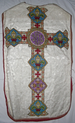 Ornement blanc 3 : chasuble, voile de calice, manipule et étole