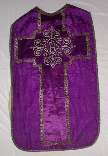 Ornement violet 1 : chasuble, bourse de corporal, manipule