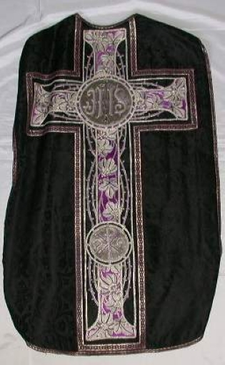 Ornement noir 1 : chasuble, bourse de corporal, manipule, voile de calice