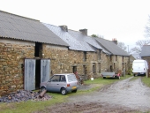 Alignement de quatre maisons et fermes, le Haut Breil (Pipriac)