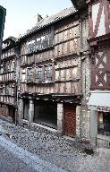 Maison à boutique à pans de bois du 16e siècle, 1 rue des Chapeliers (Lannion)