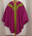 Ornement violet : chasuble (Saint-Aubin-du-Pavail fusionnée en Châteaugiron en 2017)