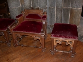 Ensemble d'un fauteuil de célébrant et de 2 tabourets d'église