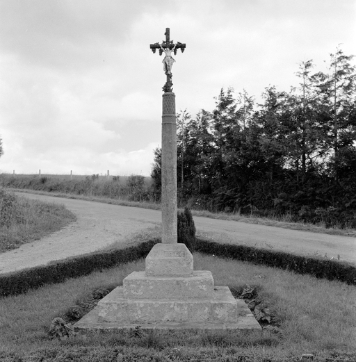 Croix monumentale, Locmilbrit (Plomodiern)