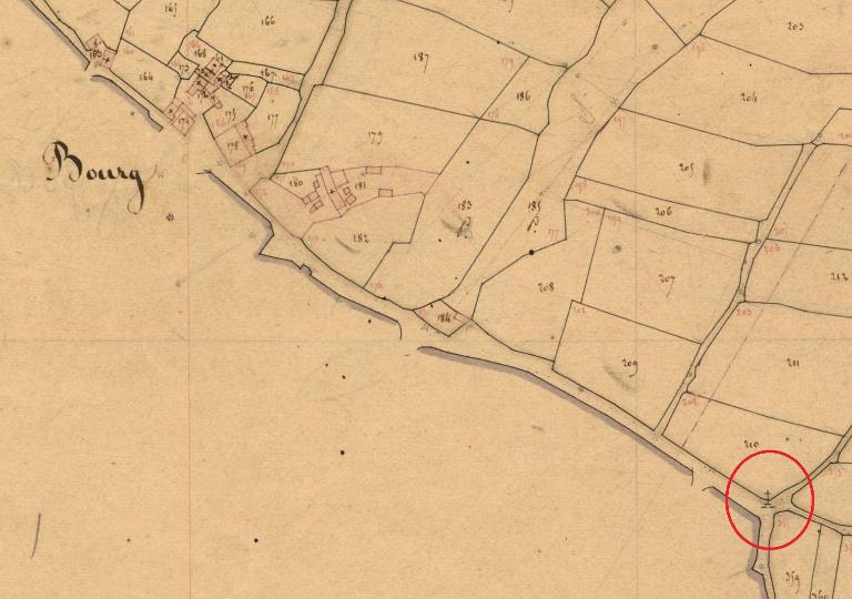 Croix monumentale, dite Kroaz Hir, dite Croaz ar Mission, à 350 m au sud-est de l'église (Plougar)