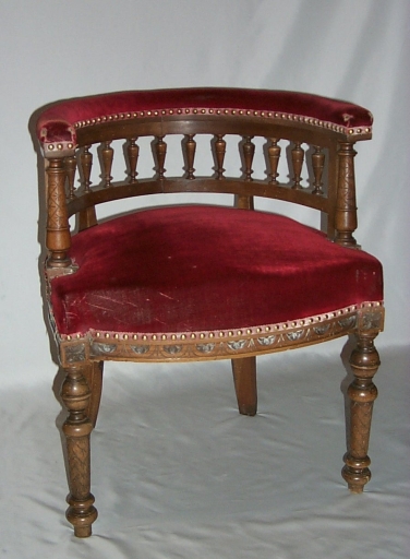 Ensemble d'un fauteuil de célébrant et de 10 tabourets d'église