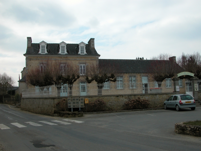 Mairie, Ecole (Saint-Juvat)