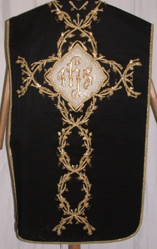 Ornement noir 5 : chasuble, bourse de corporal, étole, manipule, voile de calice