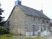 Alignement de trois logis, le Bas Pennée (Maxent)