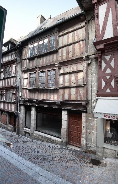 Maison à boutique à pans de bois du 16e siècle, 1 rue des Chapeliers (Lannion)