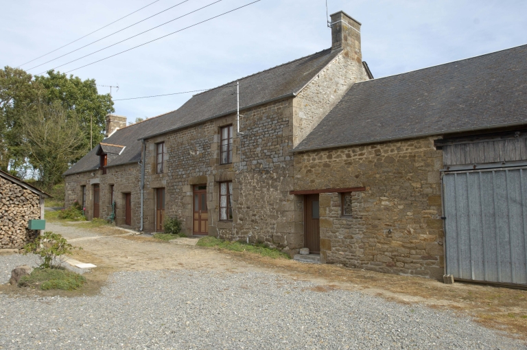 Alignements de deux fermes, la Médais (La Selle-en-Coglès fusionnée en Les Portes du Coglais en 2017)
