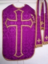 Ornement violet : chasuble, étole, manipule, voile de calice, bourse de corporal
