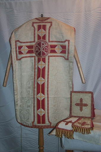 Ornement blanc 1 : chasuble, manipule, bourse de corporal, étole, voile de calice (Maure-de-Bretagne fusionnée en Val d'Anast en 2017)