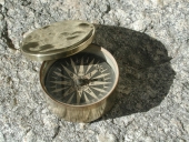Instrument de mesure des angles pour le repérage des points cardinaux : compas de doris