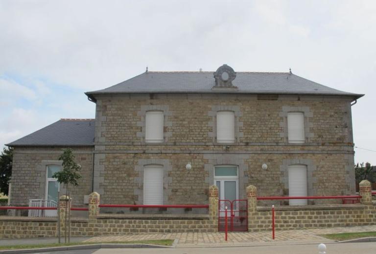 Mairie - maison d'école, 4 rue des Acacias (Saint-Rémy-du-Plain)