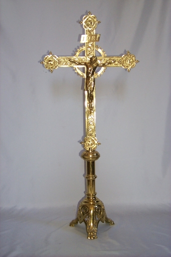 Garniture d'autel : 4 chandeliers d'autel, croix d'autel