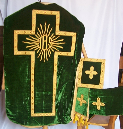 Ornement vert 1 : chasuble, bourse de corporal, étole, voile de calice