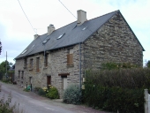 Alignement de trois maisons, la Bourgoulière (Plélan-le-Grand)