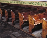 Ensemble de 35 bancs de fidèles