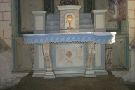 Ensemble du maître-autel (2 degrés d'autel, autel, 3 gradins d'autel, tabernacle), la Chapelle des Domaines (Maure-de-Bretagne fusionnée en Val d'Anast en 2017)