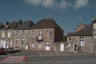 Maisons, actuellement école primaire, 13 place du Prieuré (Livré-sur-Changeon)