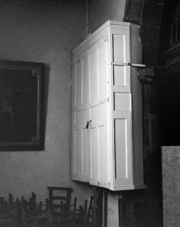 Armoire à bannières, église paroissiale Sainte-Édiltrude (Tréflez)