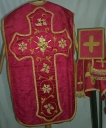 Ornement rouge 1 : chasuble, bourse de corporal, étole, manipule, voile de calice