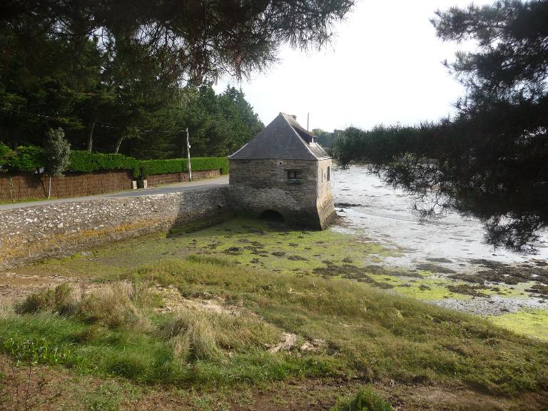 Moulin à marée du Hézo, actuellement habitation, route de Saint-Armel (Le Hézo)