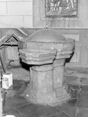 Fonts baptismaux (cuve baptismale à infusion), église paroissiale Saint-Pierre, Saint-Paul (Neulliac)