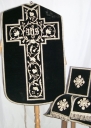 Ornement noir 2 : chasuble, bourse du corporal, étole, manipule, voile du calice