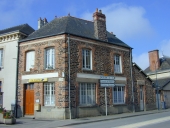 Poste, 1 place du Roi Salomon ; 2 rue Pierre Porcher (Maxent)