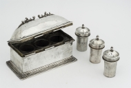 Coffret aux saintes huiles avec trois ampoules aux saintes huiles