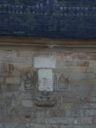 Décor d'architecture bas et hauts reliefs, reliefs gravés : Christ en croix, portrait, sirène, objets du culte