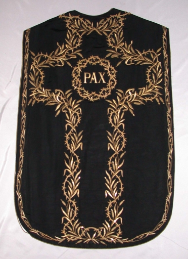 Ornement noir 3 : chasuble, bourse de corporal, 2 étoles, manipule, voile de calice