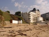 Immeuble à logements Les Bains anciennement Hôtel Des Bains, 17 rue des Grands-Sables, le Pouldu (Clohars-Carnoët)