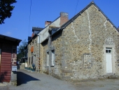Alignement de trois maisons, la Ville Henry (Meillac)