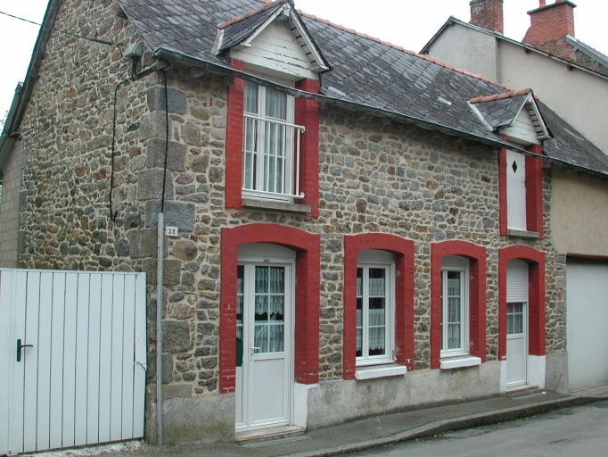 Maison, 25 place André Ferré (Tinténiac)