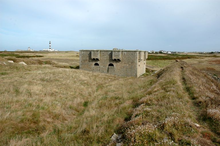 Corps de garde crénelé n° 3, année "1862" et batterie de Locqueltas (Ouessant)
